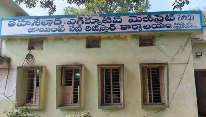 లంచం ఇస్తాం పని చేయండి అని రైతు నోట అనిపించేలా అధికారుల వేధింపులు లంచం ఇస్తాం పని చేయండి అని రైతు నోట అనిపించేలా అధికారుల వేధింపులు