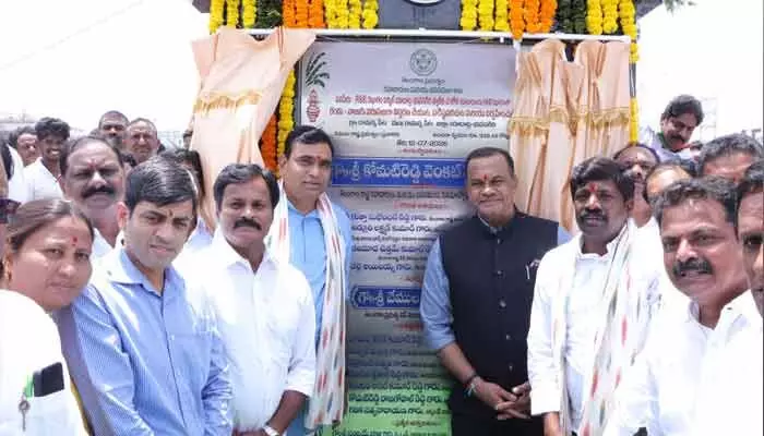 భువనగిరి–చిట్యాల నాలుగు లేన్ల రోడ్డుకు శంకుస్థాపన భువనగిరి–చిట్యాల నాలుగు లేన్ల రోడ్డుకు శంకుస్థాపన