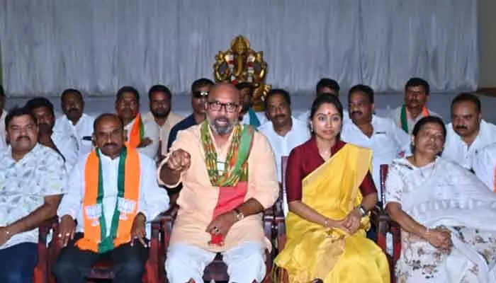 సీఎం రేవంత్ రెడ్డి, జగిత్యాల ఎమ్మెల్యేపై ఎంపీ అరవింద్ సెన్సేషనల్ కామెంట్స్ సీఎం రేవంత్ రెడ్డి, జగిత్యాల ఎమ్మెల్యేపై ఎంపీ అరవింద్ సెన్సేషనల్ కామెంట్స్