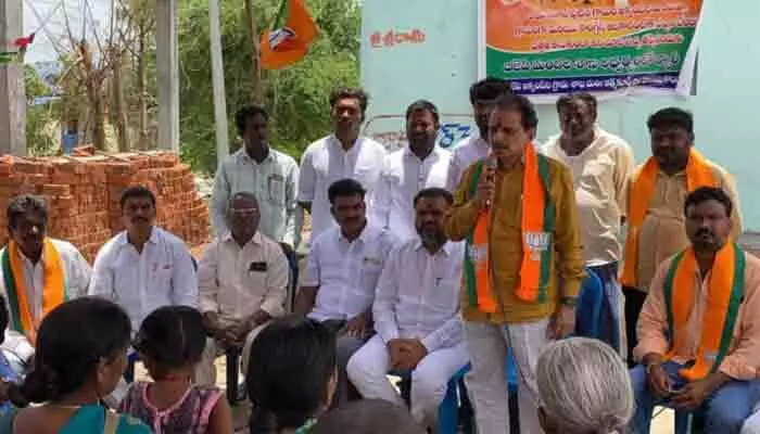 జయశంకర్ సొంత గ్రామాన్ని కాంగ్రెస్, బీఆర్ఎస్ ప్రభుత్వాలు నిర్లక్ష్యం చేశాయి జయశంకర్ సొంత గ్రామాన్ని కాంగ్రెస్, బీఆర్ఎస్ ప్రభుత్వాలు నిర్లక్ష్యం చేశాయి