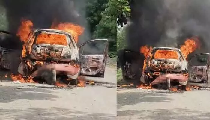 రోడ్డుపైనే కారు దగ్ధం.. క్షణాల్లో వ్యాపించిన మంటలు రోడ్డుపైనే కారు దగ్ధం.. క్షణాల్లో వ్యాపించిన మంటలు