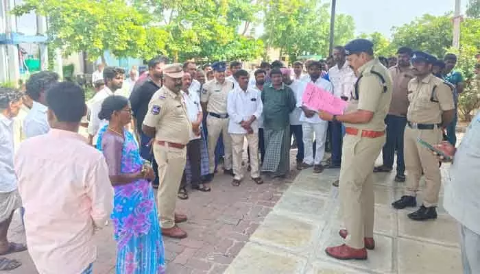 మద్దూరులో ఎస్సీ, ఎస్టీ అట్రాసిటీ కేసు.. విచారణ చేపట్టిన ఏసీపీ మద్దూరులో ఎస్సీ, ఎస్టీ అట్రాసిటీ కేసు.. విచారణ చేపట్టిన ఏసీపీ