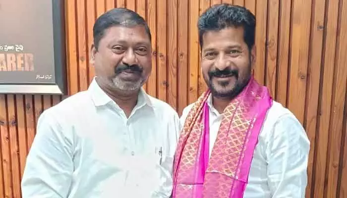 ముఖ్యమంత్రిని కలిసిన తుడుం దెబ్బ రాష్ట్ర కమిటీ.. ఆదివాసి సమస్యల పరిష్కారానికి చర్యలు తీసుకోవాలని వినతి ముఖ్యమంత్రిని కలిసిన తుడుం దెబ్బ రాష్ట్ర కమిటీ.. ఆదివాసి సమస్యల పరిష్కారానికి చర్యలు తీసుకోవాలని వినతి