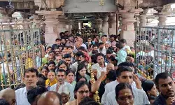 శ్రీశైలానికి పోటెత్తిన భక్తులు.. రద్దీ దృష్ట్యా తాత్కాలికంగా ‘స్పర్శ, బ్రేక్ దర్శనాలు’ రద్దు! శ్రీశైలానికి పోటెత్తిన భక్తులు.. రద్దీ దృష్ట్యా తాత్కాలికంగా ‘స్పర్శ, బ్రేక్ దర్శనాలు’ రద్దు!