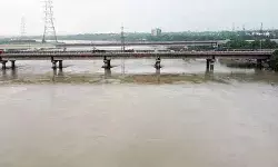 యమునా నదిలో కొట్టుకుపోయిన నలుగురు మైనర్లు.. రెండు మృతదేహాలు లభ్యం యమునా నదిలో కొట్టుకుపోయిన నలుగురు మైనర్లు.. రెండు మృతదేహాలు లభ్యం