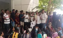 ఈఎస్ఐసీ డైరెక్టరేట్ కార్యాలయం ముందు ఉద్యోగ అభ్యర్థుల నిరసన ఈఎస్ఐసీ డైరెక్టరేట్ కార్యాలయం ముందు ఉద్యోగ అభ్యర్థుల నిరసన