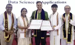 ఐఐటీ మద్రాస్ స్నాతకోత్సవంలో అరుదైన ఘట్టం: ఒకే వేదికపై పట్టా అందుకున్న తల్లీకుమారులు