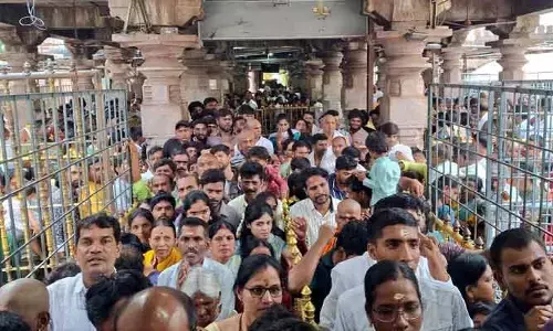 శ్రీశైలానికి పోటెత్తిన భక్తులు.. రద్దీ దృష్ట్యా తాత్కాలికంగా ‘స్పర్శ, బ్రేక్ దర్శనాలు’ రద్దు!