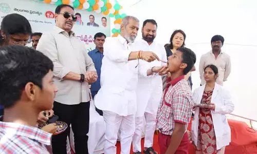 పిల్లల చదువు, ఆరోగ్యం దెబ్బతినొద్దంటే ఆ మాత్ర కంపల్సరీ: పంపిణీలో మంత్రి దామోదర్