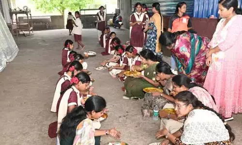 పిల్లలూ రోజూ మెనూ ఇస్తున్నారా.. కలెక్టర్ హరిత