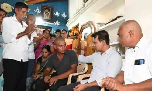 ముస్తాబాద్ మండలంలో మూడు కుటుంబాలను పరామర్శించిన కేటీఆర్