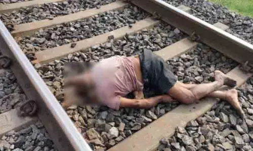 రైలు కిందపడి గుర్తు తెలియని వ్యక్తి మృతి