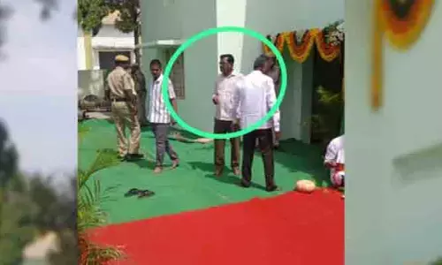 బడికి డుమ్మా కొట్టి ప్రభుత్వ కార్యక్రమానికి హాజరైన పీఈటీ..?
