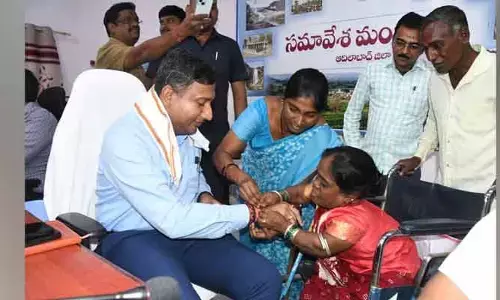 ఆదిలాబాద్ ప్రజావాణిలో ఆప్యాయత దృశ్యం
