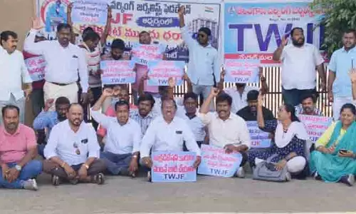 జర్నలిస్టుల సంక్షేమ హామీలు అమలు చేయాలి