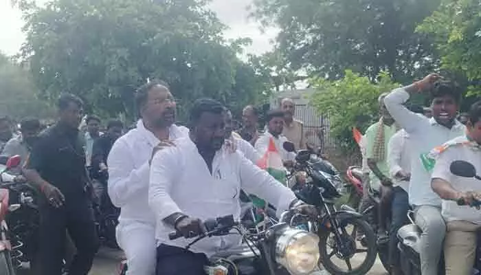 మక్తల్లో మంత్రుల పర్యటన.. 22 కి.మీ భారీ బైక్ ర్యాలీ! మక్తల్లో మంత్రుల పర్యటన.. 22 కి.మీ భారీ బైక్ ర్యాలీ!
