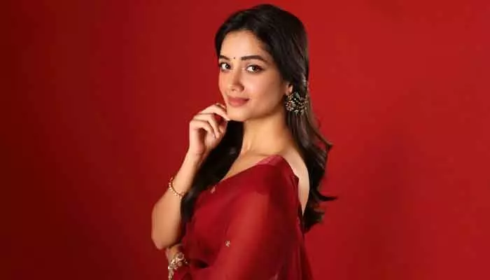‘లెనిన్’తో హిట్ కొట్టి దర్శకధీరుడిపై కన్నేసిన భాగ్యశ్రీబోర్సే.. షాకింగ్ కామెంట్స్ వైరల్ ‘లెనిన్’తో హిట్ కొట్టి దర్శకధీరుడిపై కన్నేసిన భాగ్యశ్రీబోర్సే.. షాకింగ్ కామెంట్స్ వైరల్