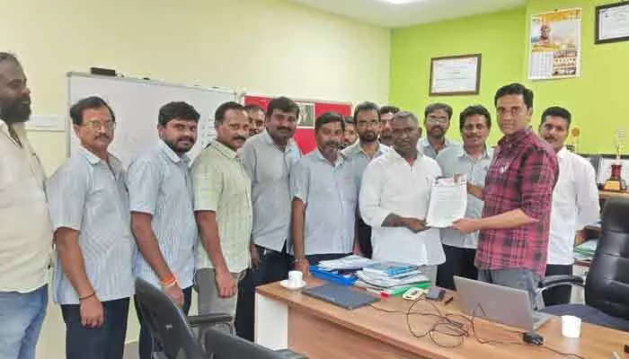 సవరించిన వేతనాలు తక్షణమే అమలు చేయాలి:ఐఎన్టీయూసీ సవరించిన వేతనాలు తక్షణమే అమలు చేయాలి:ఐఎన్టీయూసీ