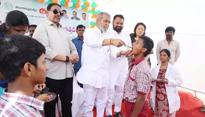 పిల్లల చదువు, ఆరోగ్యం దెబ్బతినొద్దంటే ఆ మాత్ర కంపల్సరీ: పంపిణీలో మంత్రి దామోదర్ పిల్లల చదువు, ఆరోగ్యం దెబ్బతినొద్దంటే ఆ మాత్ర కంపల్సరీ: పంపిణీలో మంత్రి దామోదర్
