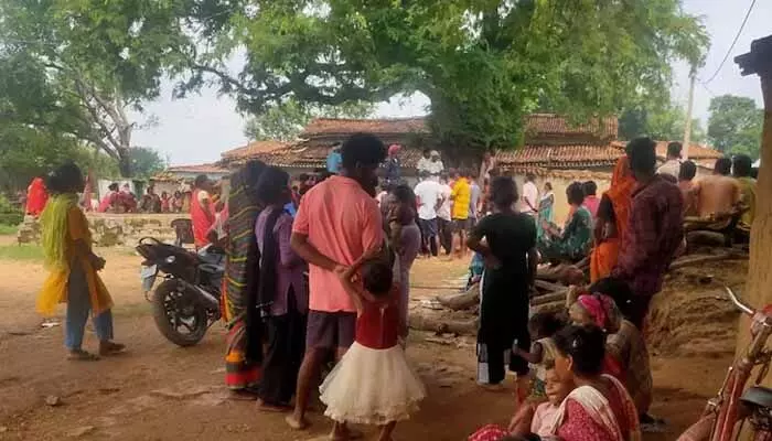 మూడేళ్ల బాలికపై అత్యాచారం.. సెటిల్మెంట్ డబ్బుతో పంచాయతీ పెద్దల జల్సా! మూడేళ్ల బాలికపై అత్యాచారం.. సెటిల్మెంట్ డబ్బుతో పంచాయతీ పెద్దల జల్సా!