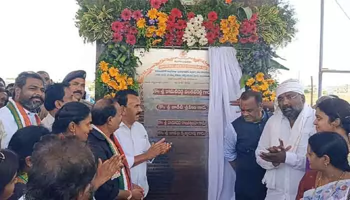రూ. 1,775.51 కోట్లతో ఉమ్మడి మహబూబ్నగర్లో రహదారి పనులకు శంకుస్థాపన రూ. 1,775.51 కోట్లతో ఉమ్మడి మహబూబ్నగర్లో రహదారి పనులకు శంకుస్థాపన