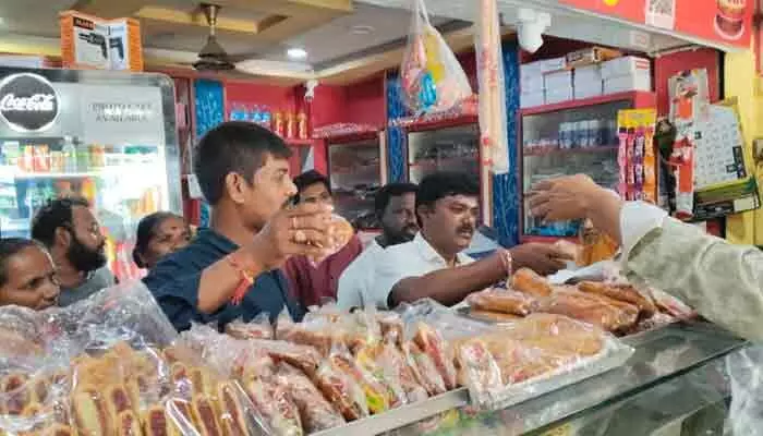 బేకరీలలో మున్సిపల్ అధికారుల ఆకస్మిక తనిఖీలు బేకరీలలో మున్సిపల్ అధికారుల ఆకస్మిక తనిఖీలు