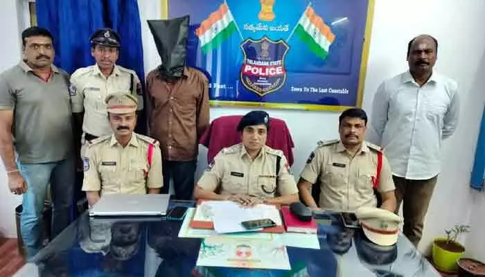 36 గంటల్లోనే వీడిన మహిళ హత్య కేసు మిస్టరీ.. నిందితుడి అరెస్ట్ 36 గంటల్లోనే వీడిన మహిళ హత్య కేసు మిస్టరీ.. నిందితుడి అరెస్ట్