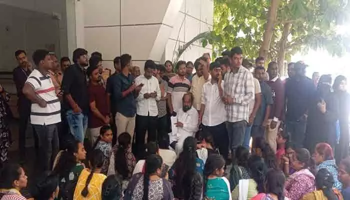 ఈఎస్ఐసీ డైరెక్టరేట్ కార్యాలయం ముందు ఉద్యోగ అభ్యర్థుల నిరసన ఈఎస్ఐసీ డైరెక్టరేట్ కార్యాలయం ముందు ఉద్యోగ అభ్యర్థుల నిరసన
