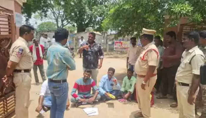 మొన్న కాగితాల్లో కడతేర్చారు మొన్న కాగితాల్లో కడతేర్చారు