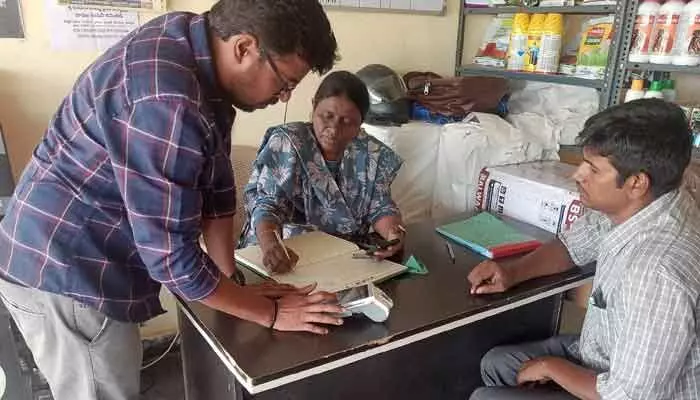 ఎరువుల దుకాణాలపై జిల్లా వ్యవసాయ అధికారి ఆకస్మిక తనిఖీలు ఎరువుల దుకాణాలపై జిల్లా వ్యవసాయ అధికారి ఆకస్మిక తనిఖీలు