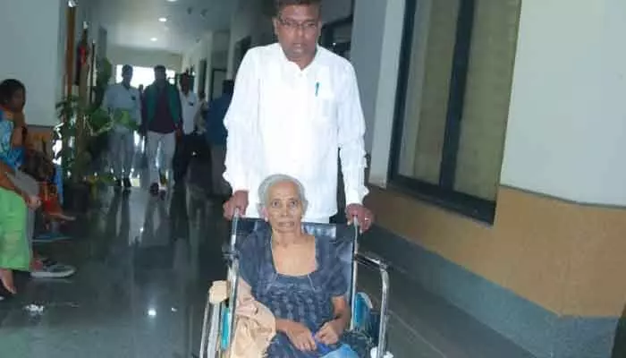 ఆస్తంతా తీసుకొని ఆలన మరిచాడు.. ప్రజావాణిలో మాతృమూర్తి అర్జీ ఆస్తంతా తీసుకొని ఆలన మరిచాడు.. ప్రజావాణిలో మాతృమూర్తి అర్జీ