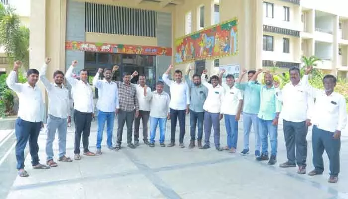 జర్నలిస్టులకు ఇండ్ల స్థలాలు ఇవ్వాలి.. తెలంగాణ వర్కింగ్ జర్నలిస్టు ఫెడరేషన్ నాయకులు జర్నలిస్టులకు ఇండ్ల స్థలాలు ఇవ్వాలి.. తెలంగాణ వర్కింగ్ జర్నలిస్టు ఫెడరేషన్ నాయకులు