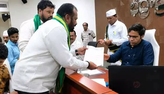 ఆర్సీఓను సస్పెండ్ చేయాలని కలెక్టర్కు వినతి.. ఆర్సీఓను సస్పెండ్ చేయాలని కలెక్టర్కు వినతి..