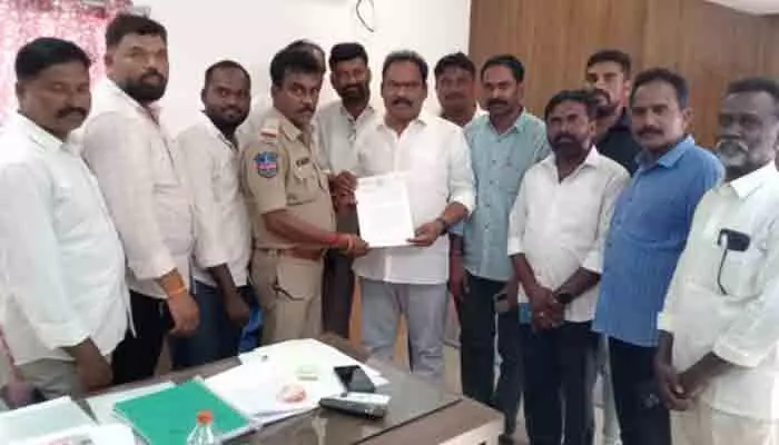 ముఖ్యమంత్రి రేవంత్ రెడ్డిపై గంగాధర పోలీస్ స్టేషన్లో ఫిర్యాదు ముఖ్యమంత్రి రేవంత్ రెడ్డిపై గంగాధర పోలీస్ స్టేషన్లో ఫిర్యాదు