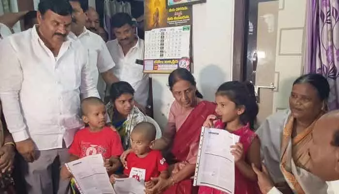 కార్యకర్త కరంచంద్ కుటుంబానికి అండగా ఉంటాం: మాజీ మంత్రి సబితా ఇంద్రారెడ్డి కార్యకర్త కరంచంద్ కుటుంబానికి అండగా ఉంటాం: మాజీ మంత్రి సబితా ఇంద్రారెడ్డి