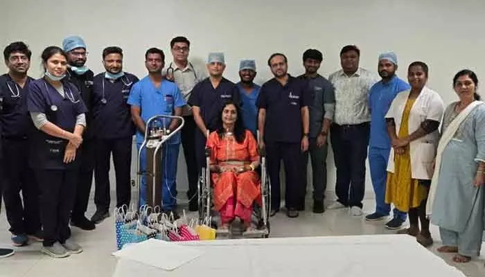 కిమ్స్ వైద్యుల మరో అరుదైన విజయం.. ఎక్మోతో యువ డాక్టర్కు కొత్త జీవితం కిమ్స్ వైద్యుల మరో అరుదైన విజయం.. ఎక్మోతో యువ డాక్టర్కు కొత్త జీవితం