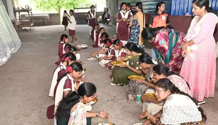 పిల్లలూ రోజూ మెనూ ఇస్తున్నారా.. కలెక్టర్ హరిత పిల్లలూ రోజూ మెనూ ఇస్తున్నారా.. కలెక్టర్ హరిత