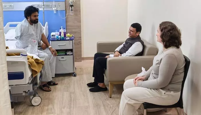పవన్ కల్యాణ్ను పరామర్శించిన మహారాష్ట్ర సీఎం.. ఆరోగ్య పరిస్థితిపై ఆరా! పవన్ కల్యాణ్ను పరామర్శించిన మహారాష్ట్ర సీఎం.. ఆరోగ్య పరిస్థితిపై ఆరా!