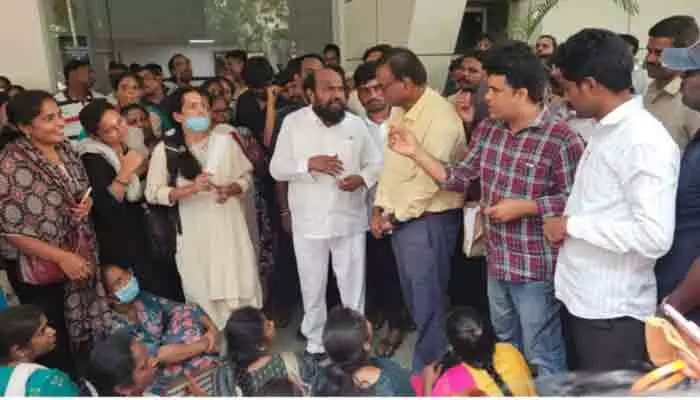 ఈఎస్ఐ డైరెక్టరేట్ కార్యాలయం ముందు ఉద్యోగ అభ్యర్థుల నిరసన ఈఎస్ఐ డైరెక్టరేట్ కార్యాలయం ముందు ఉద్యోగ అభ్యర్థుల నిరసన