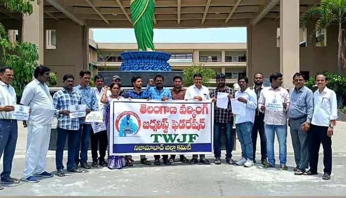 జర్నలిస్టుల సమస్యలు వెంటనే పరిష్కరించాలి.. టిడబ్ల్యూజేఎఫ్ నిరసన జర్నలిస్టుల సమస్యలు వెంటనే పరిష్కరించాలి.. టిడబ్ల్యూజేఎఫ్ నిరసన