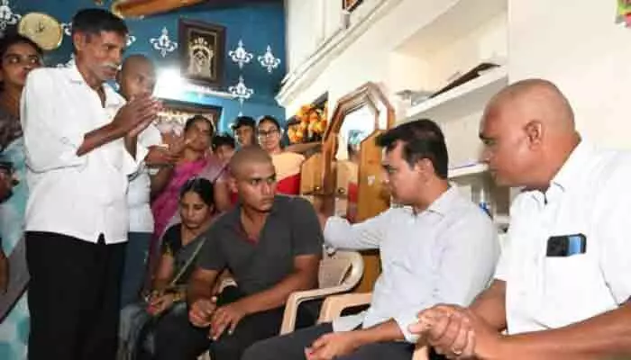 ముస్తాబాద్ మండలంలో మూడు కుటుంబాలను పరామర్శించిన కేటీఆర్ ముస్తాబాద్ మండలంలో మూడు కుటుంబాలను పరామర్శించిన కేటీఆర్