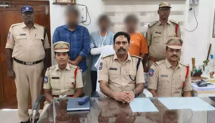 గంజాయి సేవిస్తున్న ముగ్గురు యువకులను అదుపులోకి తీసుకున్న పోలీసులు గంజాయి సేవిస్తున్న ముగ్గురు యువకులను అదుపులోకి తీసుకున్న పోలీసులు