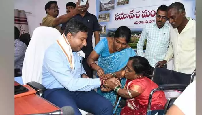 ఆదిలాబాద్ ప్రజావాణిలో ఆప్యాయత దృశ్యం ఆదిలాబాద్ ప్రజావాణిలో ఆప్యాయత దృశ్యం