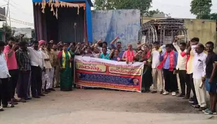 పాదయాత్రలతో ప్రజాపాలనను కదిలిద్దాం పాదయాత్రలతో ప్రజాపాలనను కదిలిద్దాం