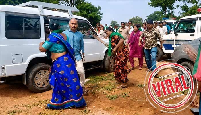 కర్ణాటకలో భూసేకరణ రణరంగం.. సర్వే అధికారులపై చీపుర్లతో తిరగబడ్డ మహిళా రైతులు