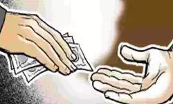 పైసలిస్తేనే కలిసేది! అధికార పార్టీ ముఖ్య నేత గన్మెన్ల వసూళ్ల పర్వం పైసలిస్తేనే కలిసేది! అధికార పార్టీ ముఖ్య నేత గన్మెన్ల వసూళ్ల పర్వం