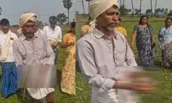 సూర్యాపేట జిల్లాలో ఉద్రిక్తత.. పంట పొలాల్లో రక్తం చల్లి నిరసన తెలిపిన రైతులు