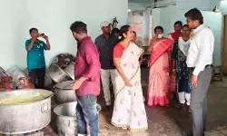 బాలికల గురుకుల హాస్టల్ను మున్సిపల్ కమిషనర్ ఆకస్మిక తనిఖీ బాలికల గురుకుల హాస్టల్ను మున్సిపల్ కమిషనర్ ఆకస్మిక తనిఖీ