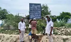 గ్రామకంఠం భూమికి రక్షణ.. హెచ్చరిక బోర్డు ఏర్పాటు