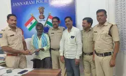 మూర్ఛ వచ్చిన వ్యక్తి ప్రాణాలు కాపాడి.. రూ.1.08 లక్షలు సురక్షితంగా అప్పగించిన పోలీసులు! మూర్ఛ వచ్చిన వ్యక్తి ప్రాణాలు కాపాడి.. రూ.1.08 లక్షలు సురక్షితంగా అప్పగించిన పోలీసులు!